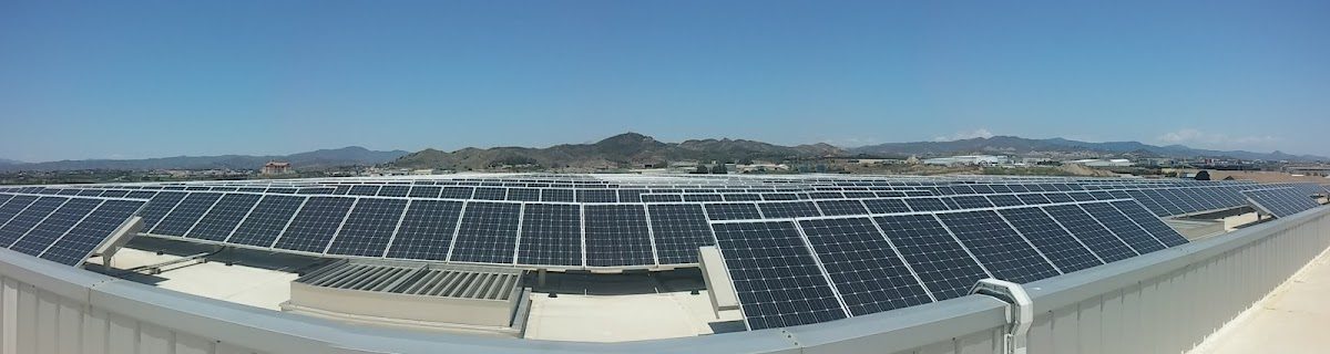 Paneles solares instalados en la azotea de 4TEnergy en Málaga, con las montañas al fondo.