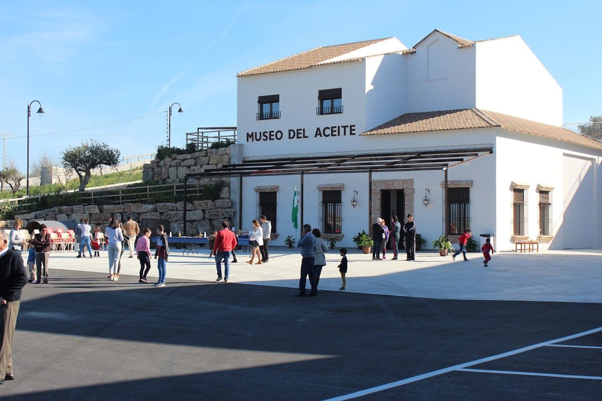 Museo del Aceite building with visitors and olive trees in the background at Aceites Molisur.