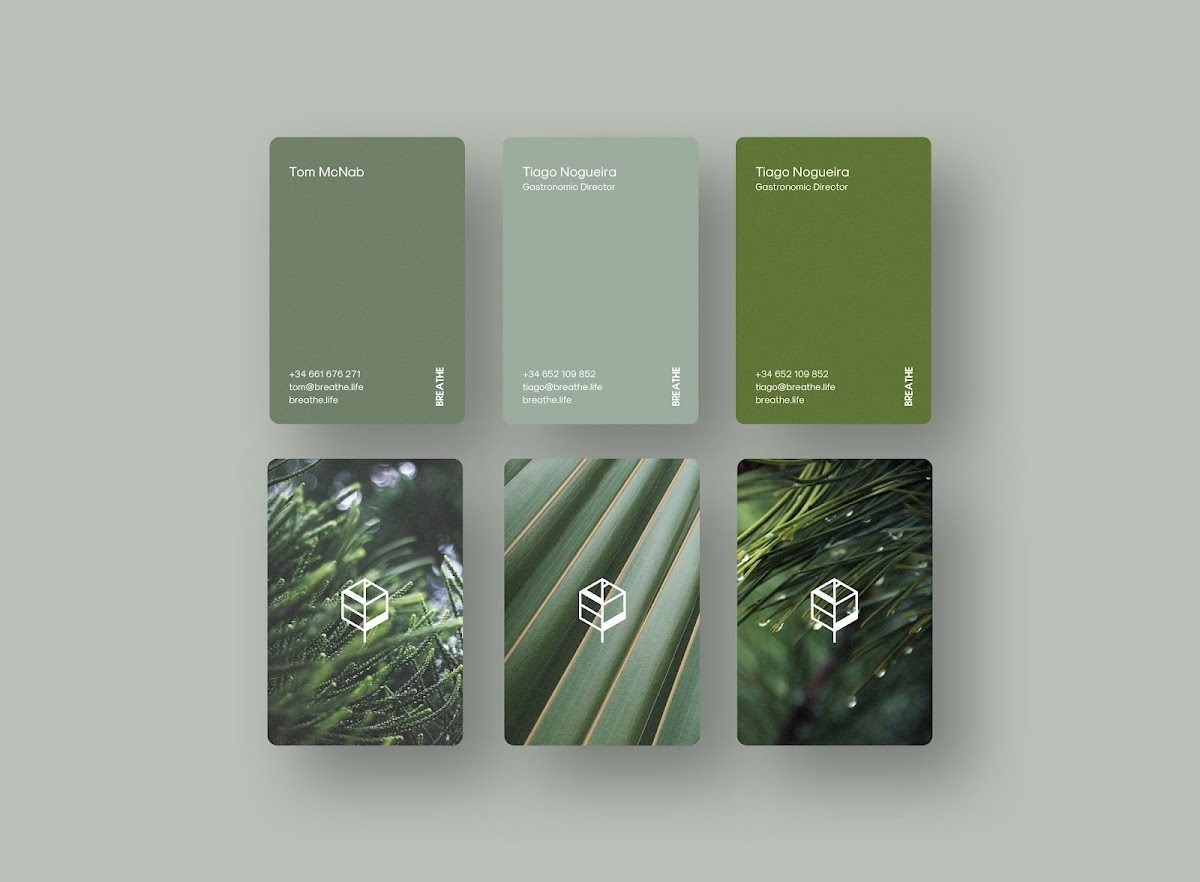 Tarjetas de visita para Adstrakt con un diseño minimalista en tonos verdes e imágenes inspiradas en la naturaleza.