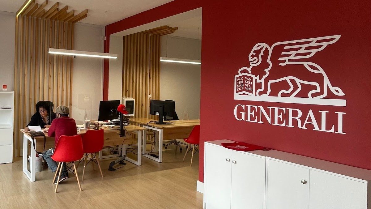 Interior de la Agencia Generali Seguros, que presenta un espacio de trabajo moderno con detalles en madera y un logotipo de Generali en un lugar destacado.