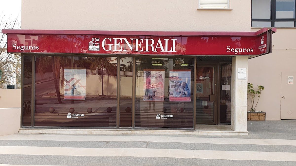 La Agencia Generali Seguros tiene una fachada roja con grandes ventanales y un letrero que dice "Generali Seguros".