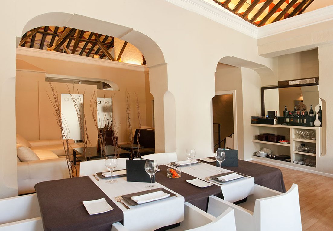 Aire Gastrobar cuenta con un interior elegante, mesas de comedor con estilo y un ambiente acogedor.