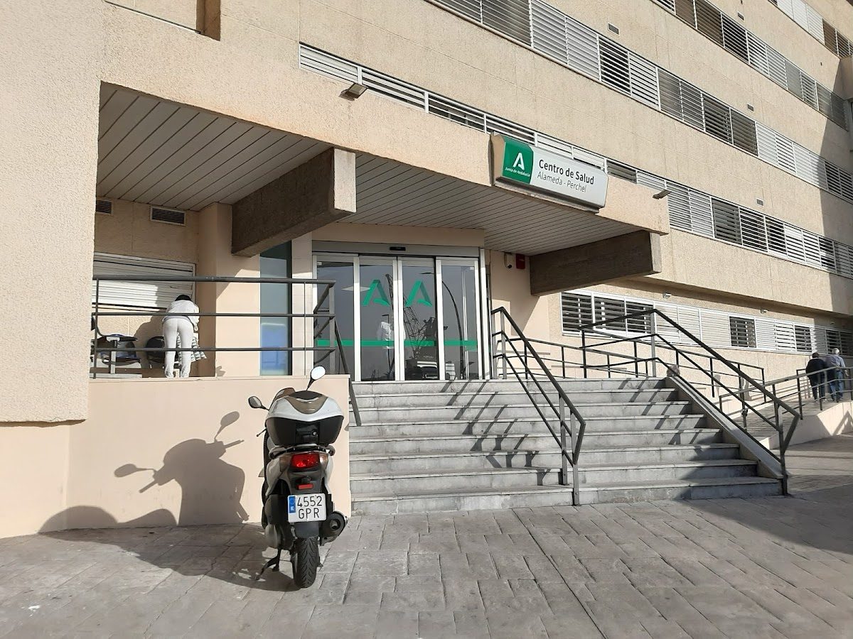 Alameda Health Center - Perchel features a modern entrance with steps and a motorcycle parked outside.