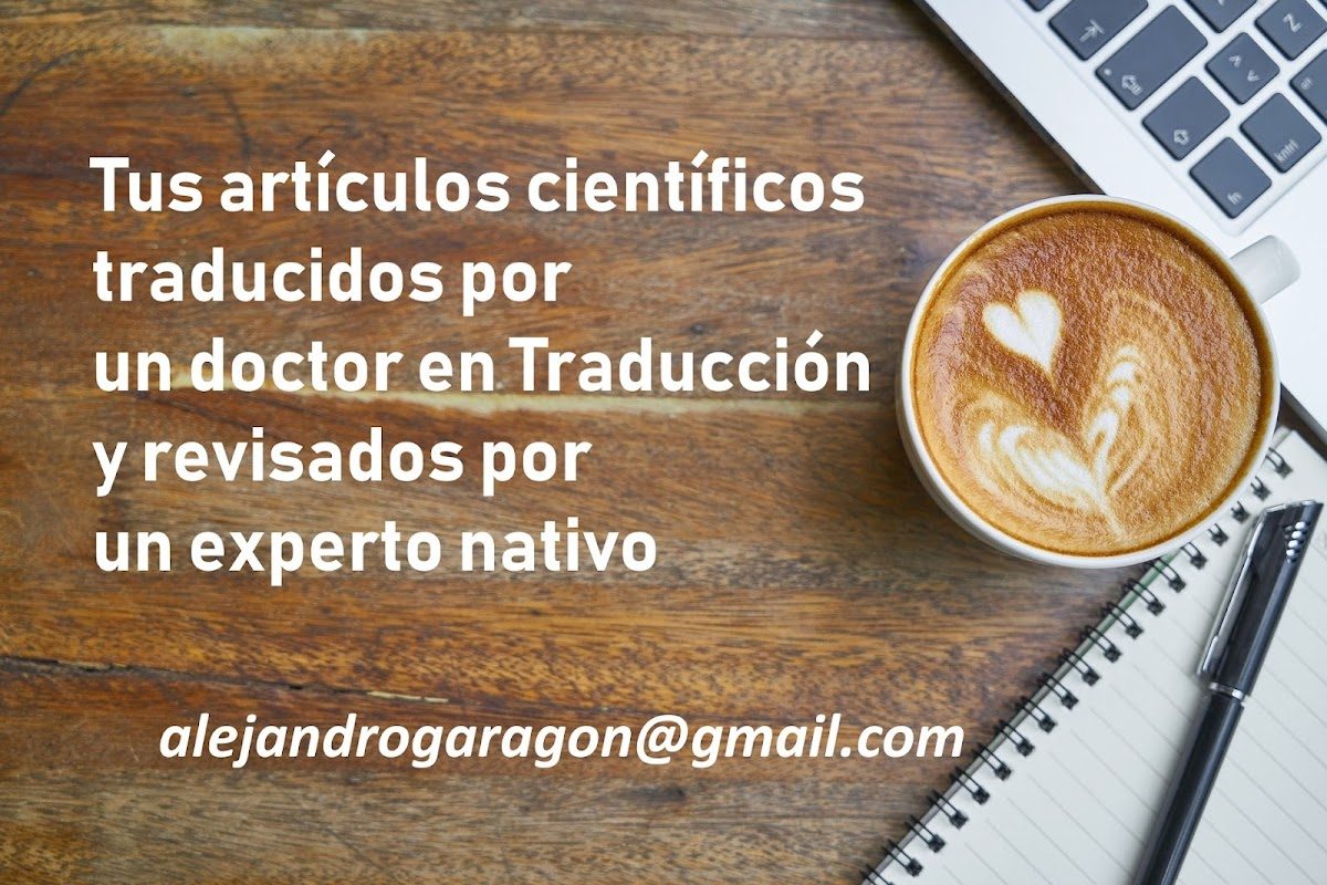 Una taza de café con un diseño de corazón junto a un cuaderno y un texto que promociona los servicios de traducción de Alejandro García-Aragón.