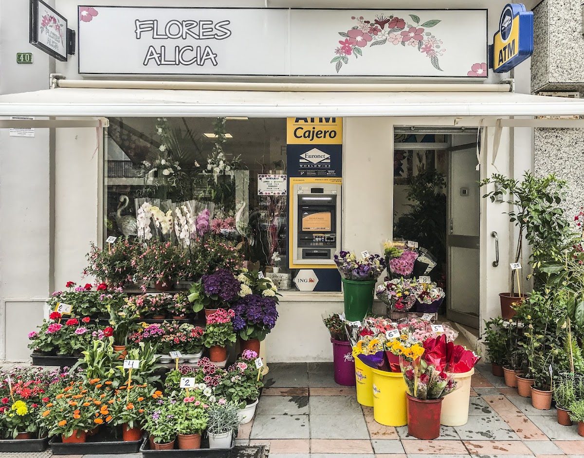 La floristería Alicia presenta una colorida exposición de flores y plantas en el exterior de su tienda en Fuengirola.