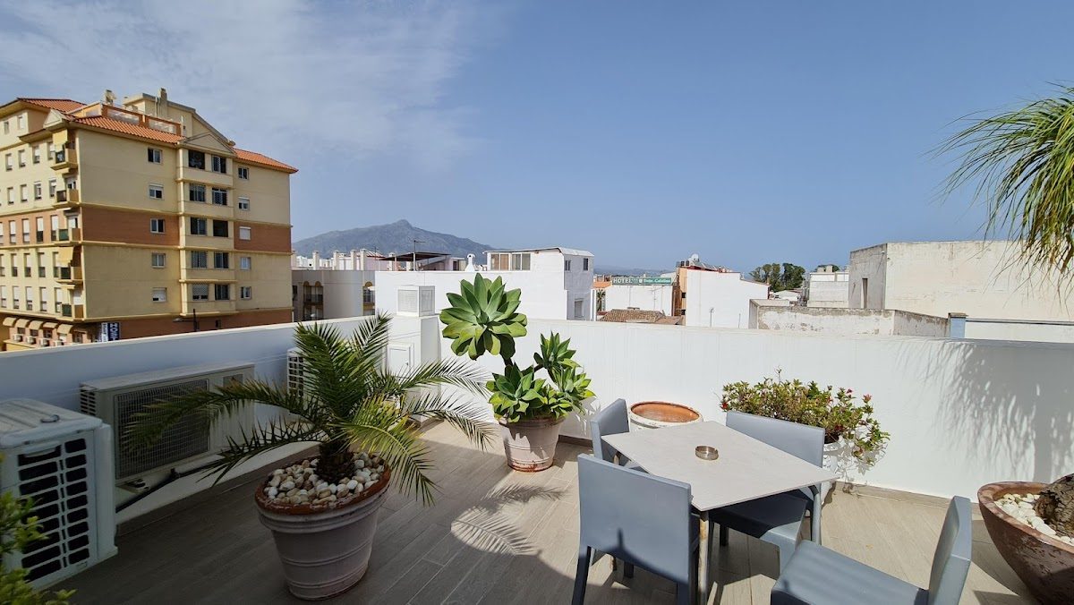 Terraza en la azotea de Alisol Boutique San Pedro, con plantas y asientos, que ofrece vistas de los alrededores.