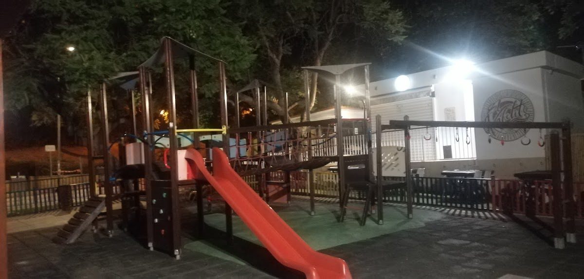 El parque infantil Alona Pavlovska cuenta con un colorido parque infantil con toboganes y estructuras para trepar.