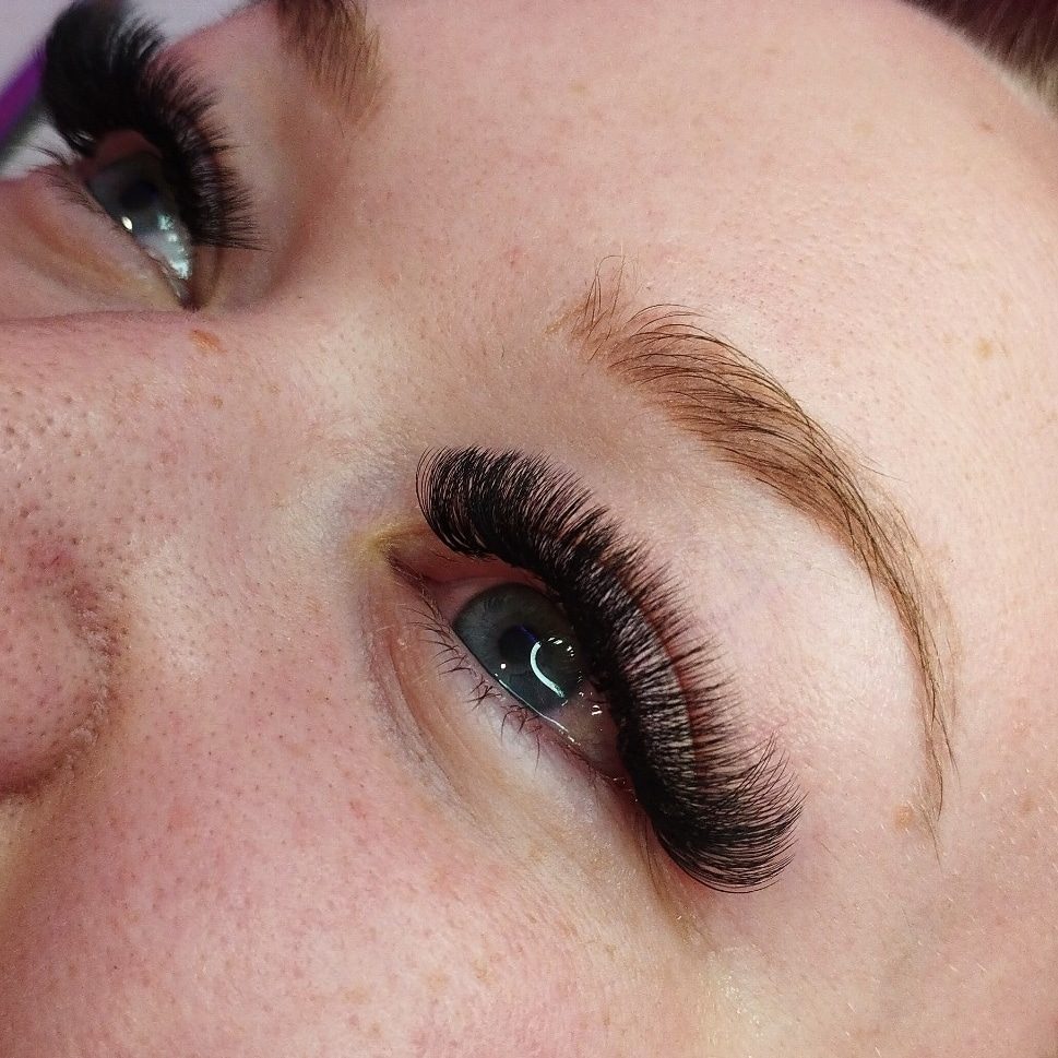 Primer plano de los ojos de una mujer que luce unas extensiones de pestañas perfectamente aplicadas en Angie Beauty's.