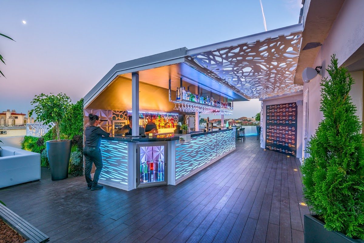 Rooftop bar at Aparthotel Veramar featuring stylish lighting and a modern design.