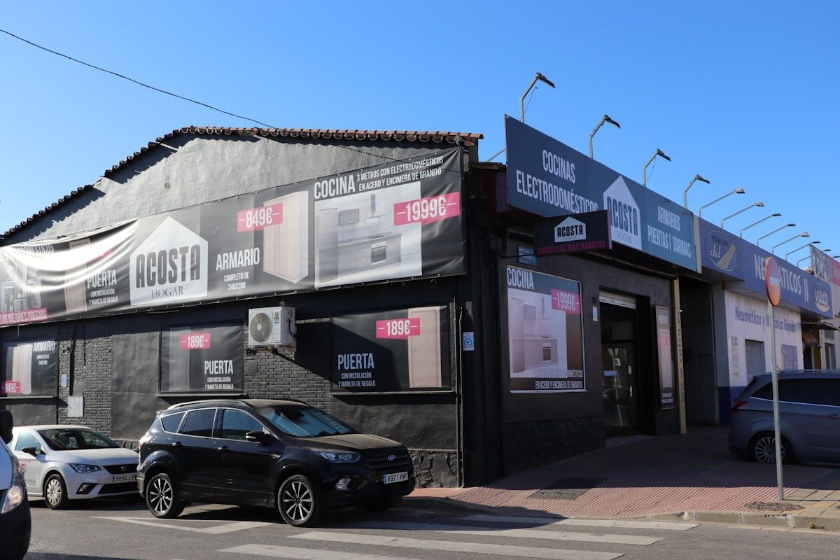 Armarios a medida Acosta Hogar cuenta con una fachada con grandes pancartas que anuncian muebles y electrodomésticos a medida.