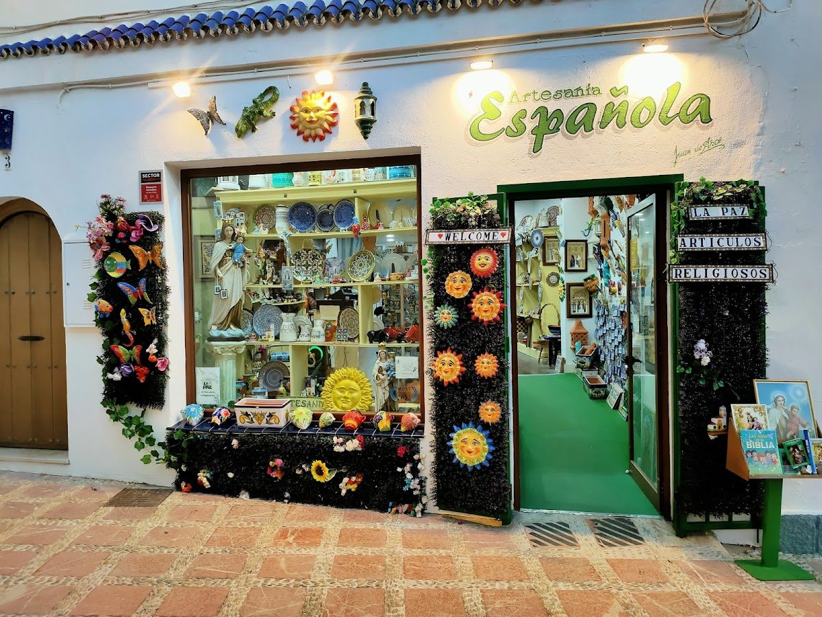 Colorful exterior of Artesanía española Juan de Arce featuring handmade crafts and decorative items.
