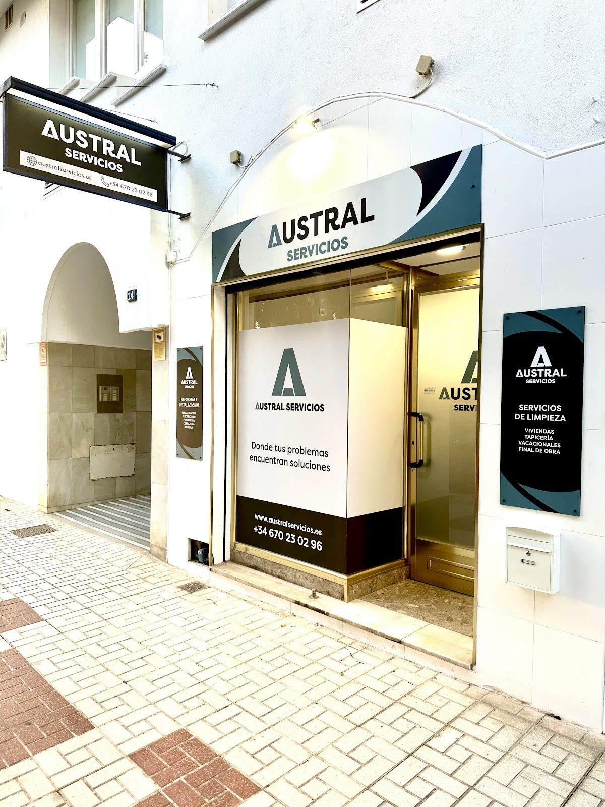 La entrada de Austral Servicios presenta un diseño moderno con señalización clara y puertas de cristal.