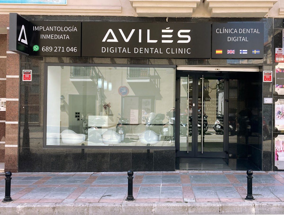 La Clínica Dental Digital de Avilés presenta un exterior moderno con grandes ventanales y una entrada acogedora.