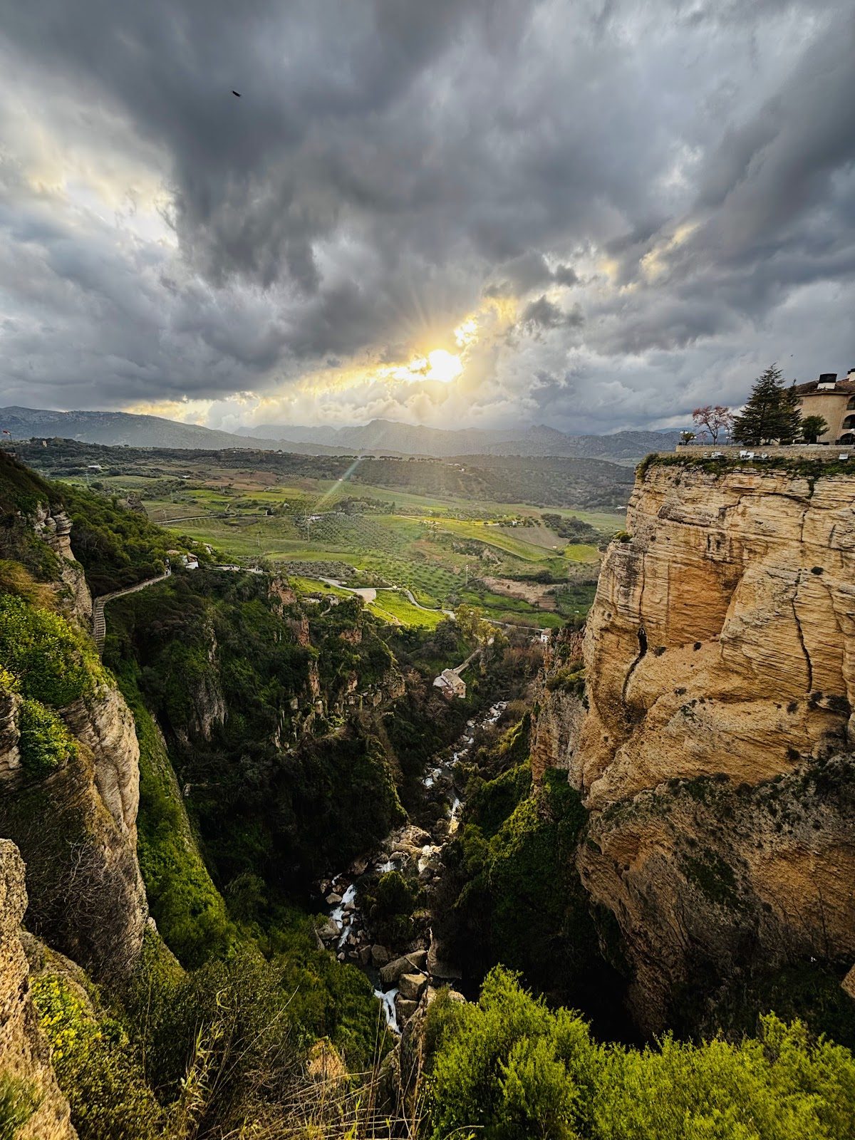 El Balcón del Coño ofrece unas vistas impresionantes de los acantilados y valles que rodean Ronda, con un cielo espectacular en lo alto.
