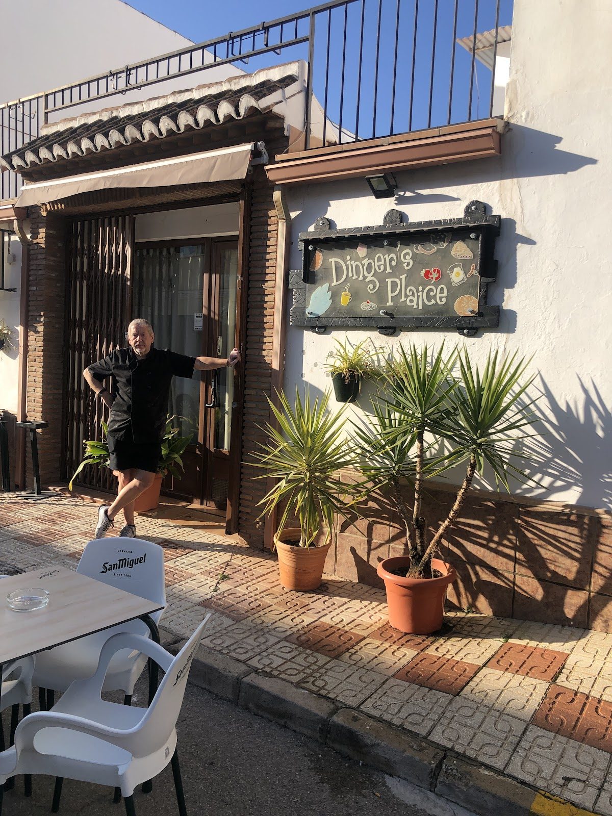 Bar Dingers Plaice features a welcoming entrance with potted plants and a sign, located in Mollina, Málaga.