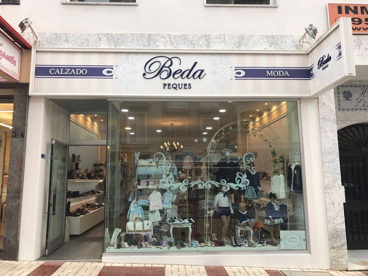 Beda Peques storefront featuring children's fashion and footwear displays in Vélez, Málaga.