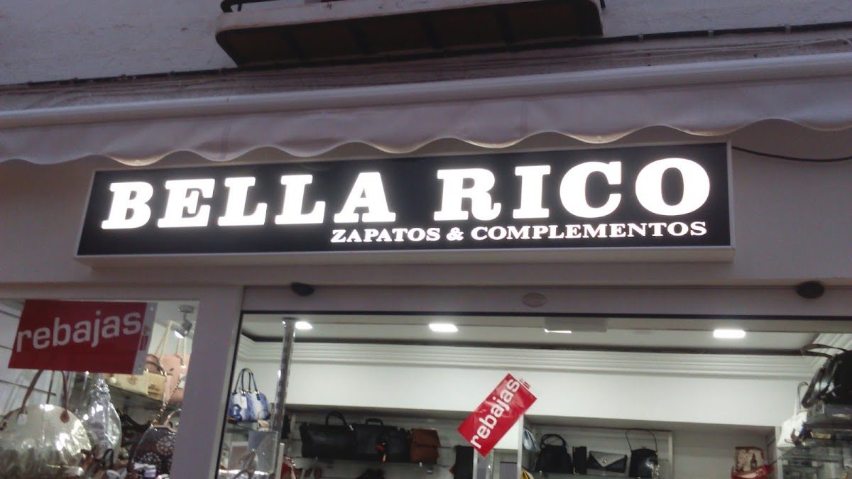The sign for Bella Rico displays "ZAPATOS & COMPLEMENTOS" with a sale banner visible.