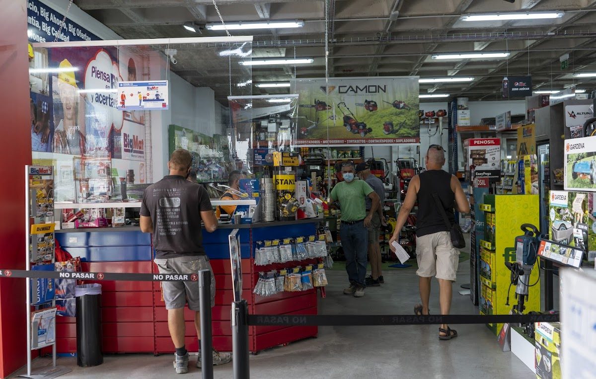 Interior de BigMat Moreno Comercial, donde se ve a clientes mirando herramientas y artículos de jardinería.