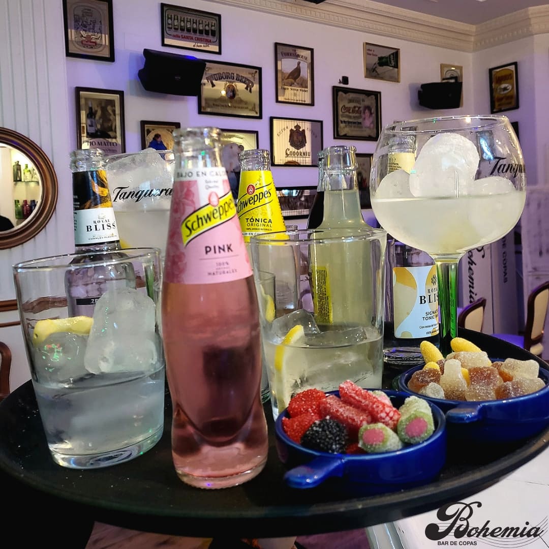 A selection of colorful cocktails and drinks with snacks at Bohemia Bar in Rincón de la Victoria.