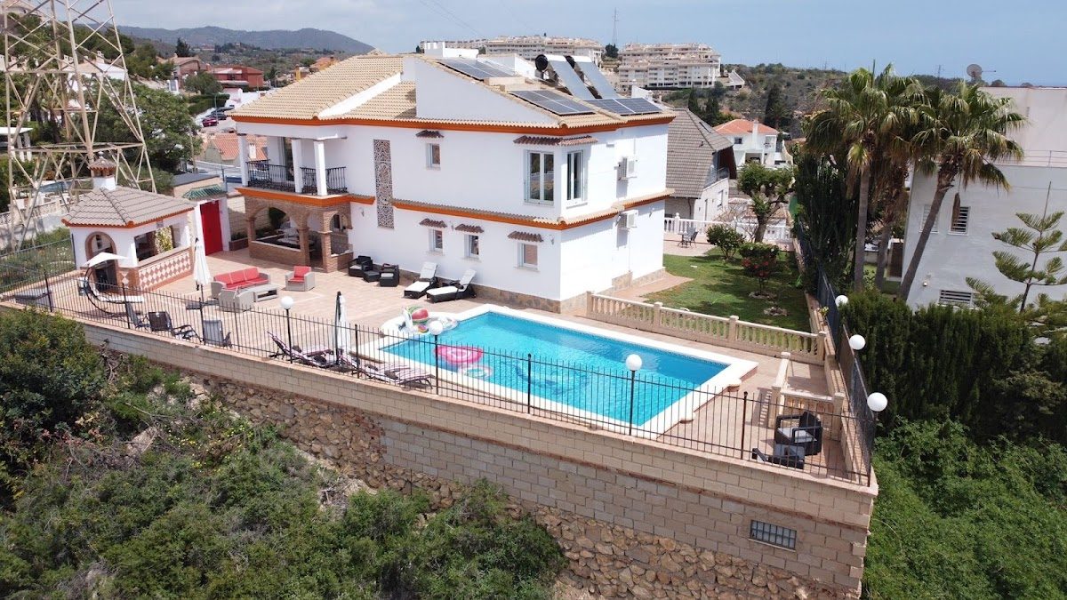 El Cariad Boutique Bed & Breakfast cuenta con una amplia piscina al aire libre rodeada de tumbonas y un jardín bien cuidado.
