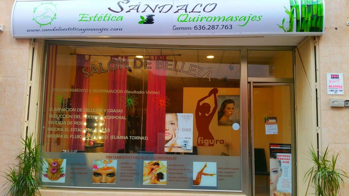 La imagen muestra la fachada de Carmen Beauty & Massage, con grandes ventanales que anuncian servicios de belleza.