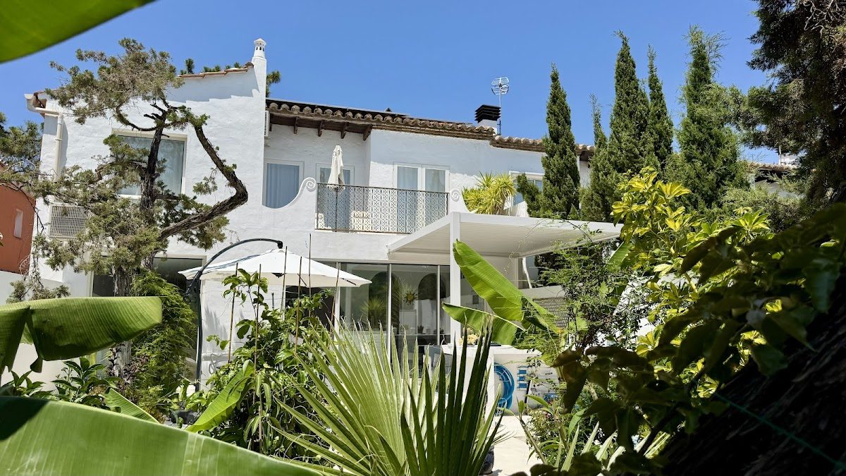 Casa Blu Marbella se caracteriza por ser un edificio blanco rodeado de exuberante vegetación y plantas tropicales.