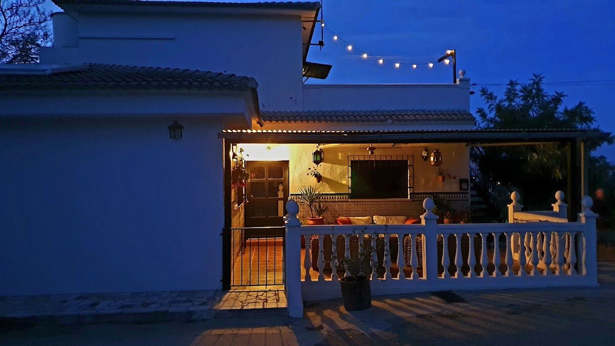 Casa Loko cuenta con un exterior acogedor con iluminación cálida y un porche que da la bienvenida.