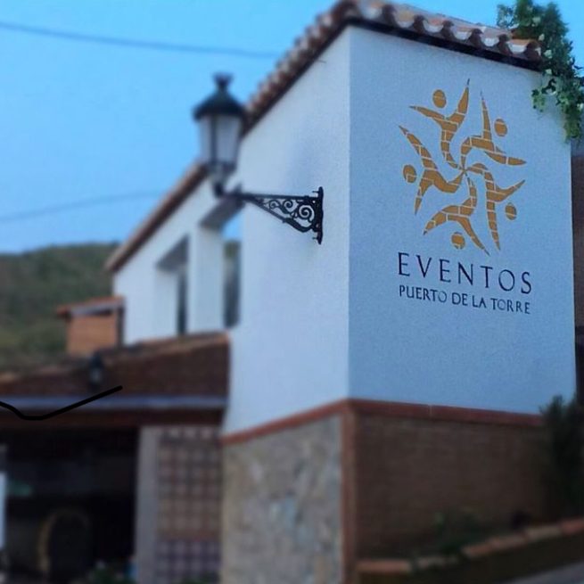 El exterior del Salón de Celebraciones cuenta con un letrero decorativo con el nombre "EVENTOS PUERTO DE LA TORRE".