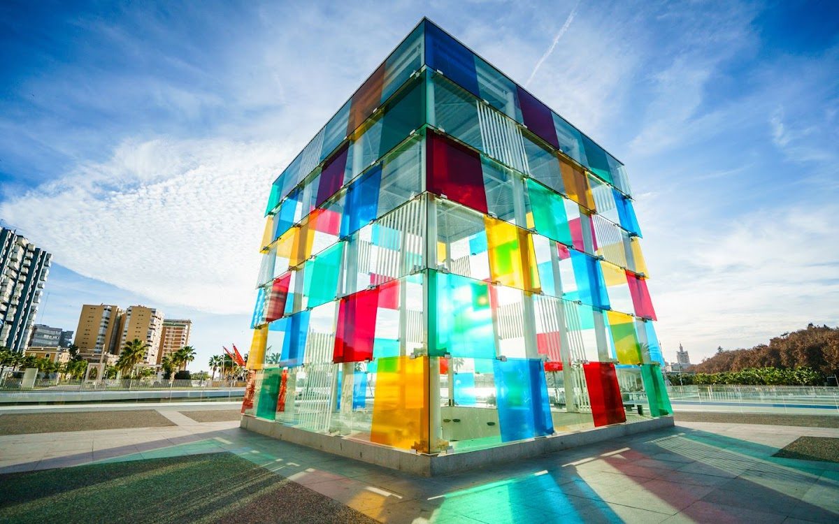 El Centro Pompidou Málaga cuenta con una colorida estructura cúbica de cristal rodeada por una plaza.