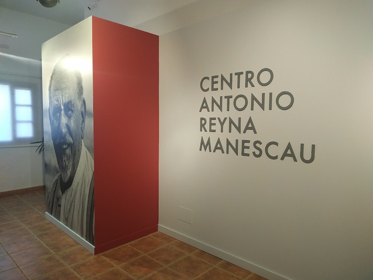 Vista interior del Centro Antonio Reyna Manescau, donde se aprecia un gran retrato y el nombre de la empresa en la pared.