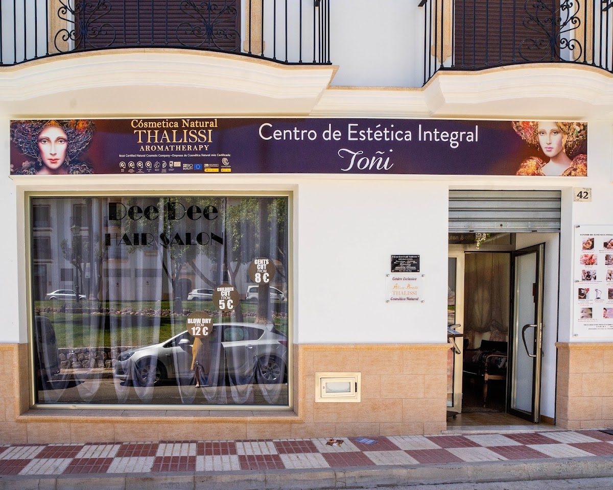 El Centro Estética Integral Toñi presenta un exterior acogedor con un gran ventanal que exhibe servicios y productos de belleza.