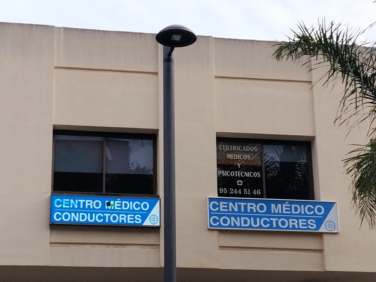 Centro Médico de Conductores Benamiel signage on a building, featuring medical certification information.