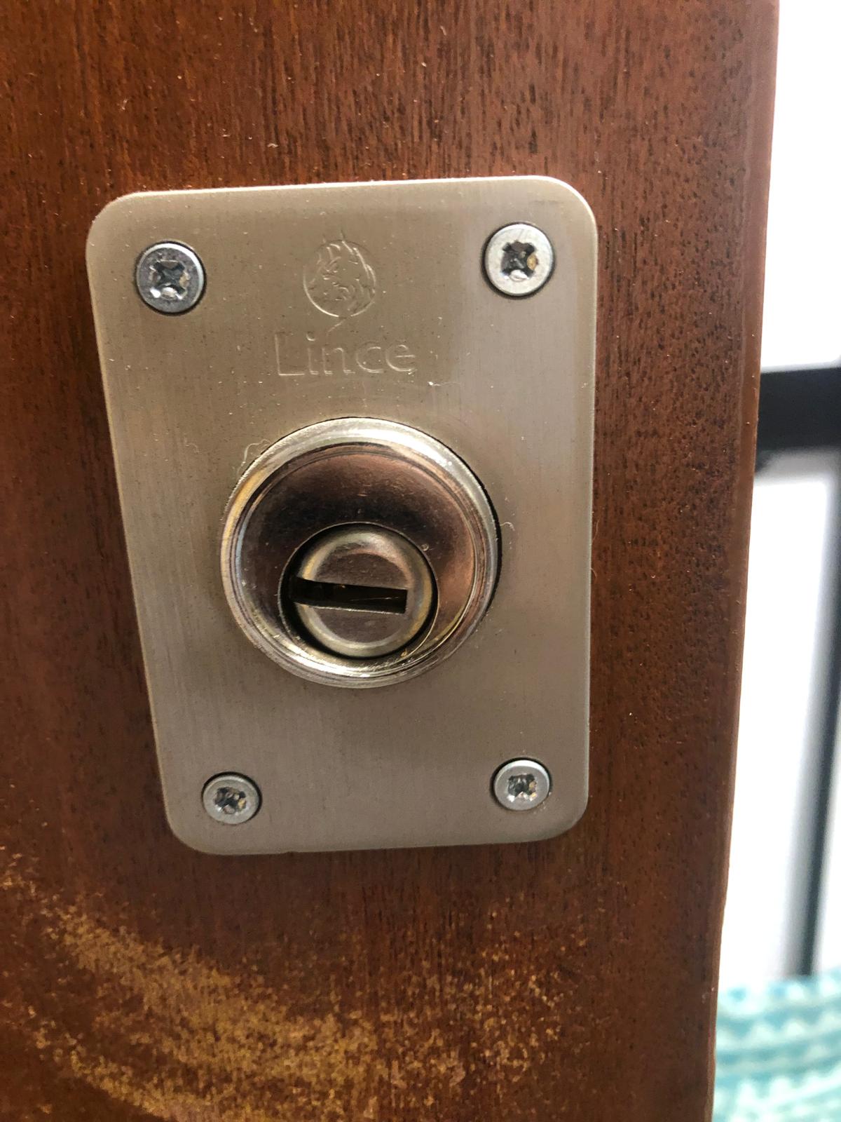 Close-up of a Lince lock installed on a wooden door at Cerrajeros Málaga 24h – Cerrajero Jacob.