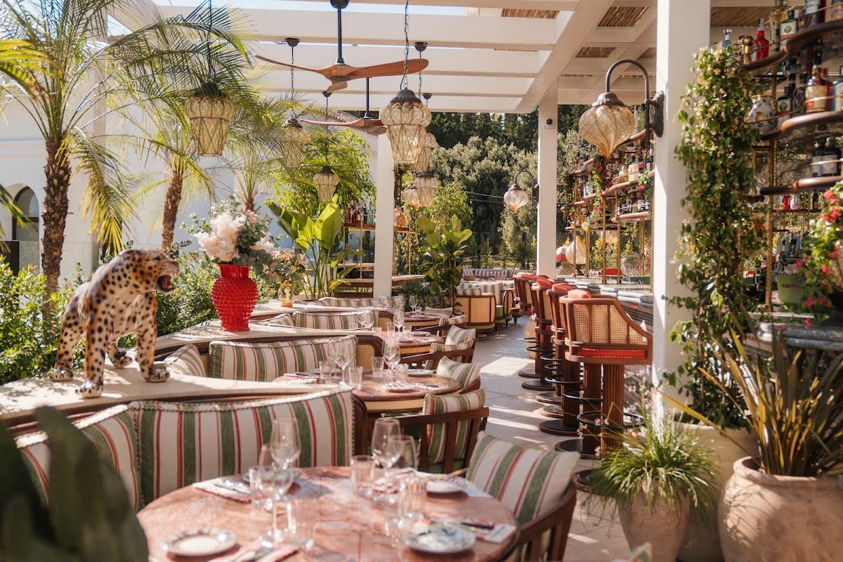 Cielo by Florentine cuenta con un elegante comedor en la azotea con una decoración vibrante y exuberante vegetación.