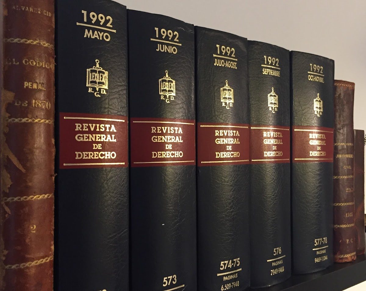 A collection of legal books titled "Revista General de Derecho" displayed on a shelf.