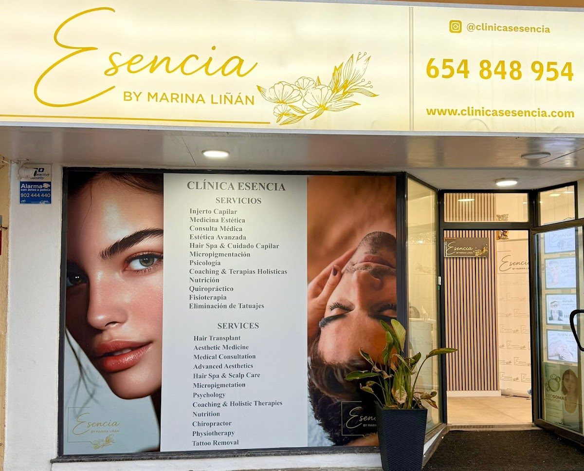 El exterior de Clínicas Esencia presenta un diseño moderno con un gran letrero que muestra el nombre del negocio y los servicios que ofrece.
