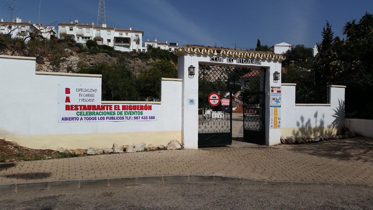 Puerta de entrada del Club El Higuerón, que cuenta con un arco decorativo y señalización para el restaurante y los eventos.