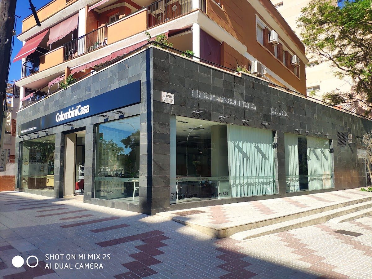 Colombincasatorremolinos presenta un exterior moderno con grandes ventanales de cristal y una elegante fachada negra.