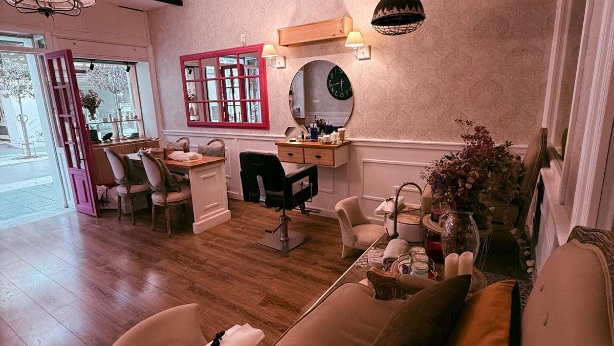 Cosy Beauty Torre del Mar cuenta con un interior elegante, asientos cómodos y estaciones para tratamientos de belleza.