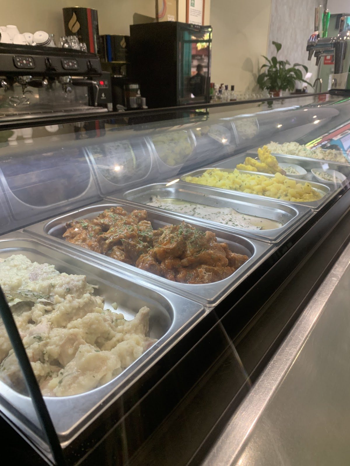 Vitrina con variedad de platos del Restaurante De Locos en Arroyo de La Miel.