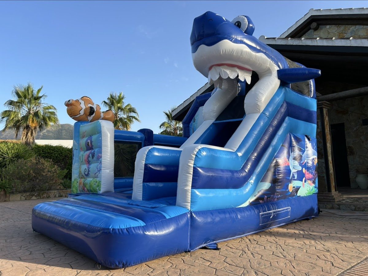Tobogán hinchable con forma de tiburón en El Castillo Colorado, perfecto para fiestas infantiles en Málaga.