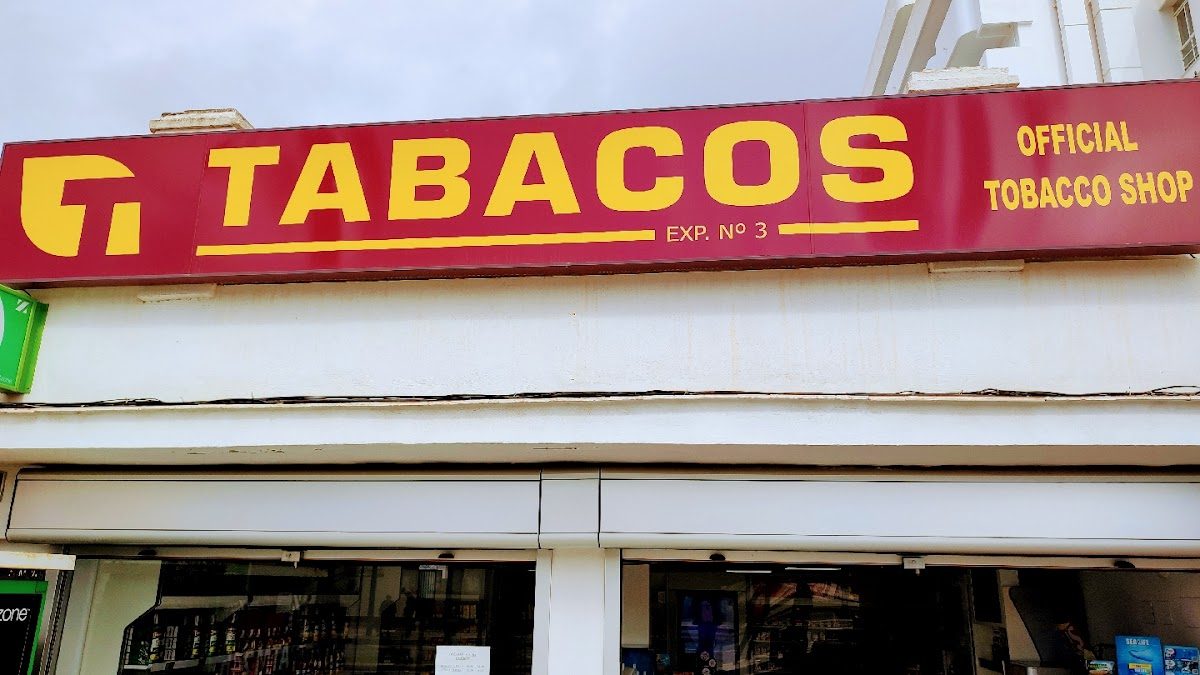 El letrero de ESTANCO Nº3 muestra la palabra "TABACOS" de forma destacada, lo que indica que se trata de una tabaquería oficial.