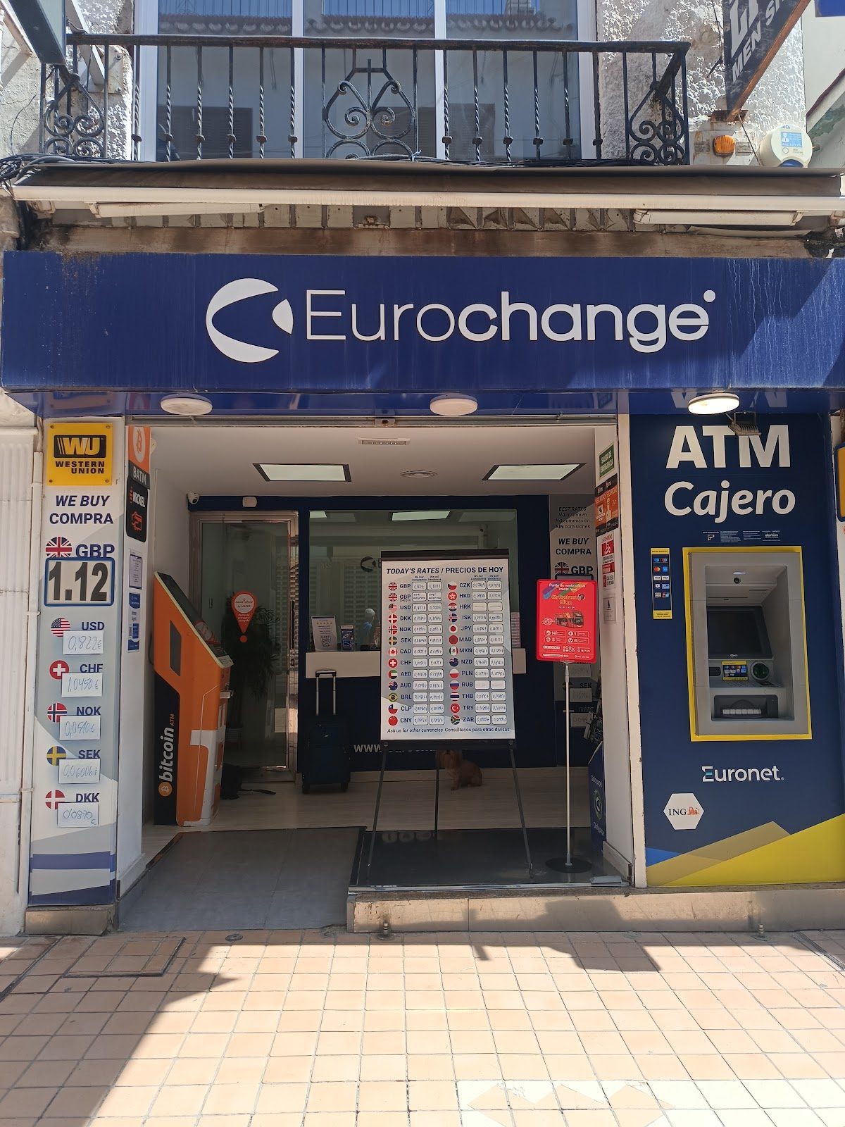 Eurochange Torremolinos cuenta con una tienda moderna con cajero automático y pantalla para el cambio de divisas.