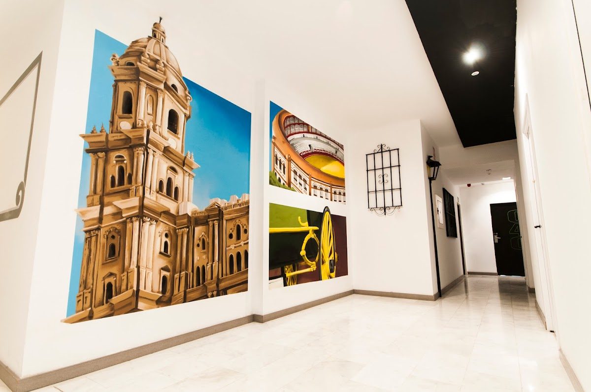 En Feel Hostels Soho Málaga, las paredes del pasillo están adornadas con coloridos murales.