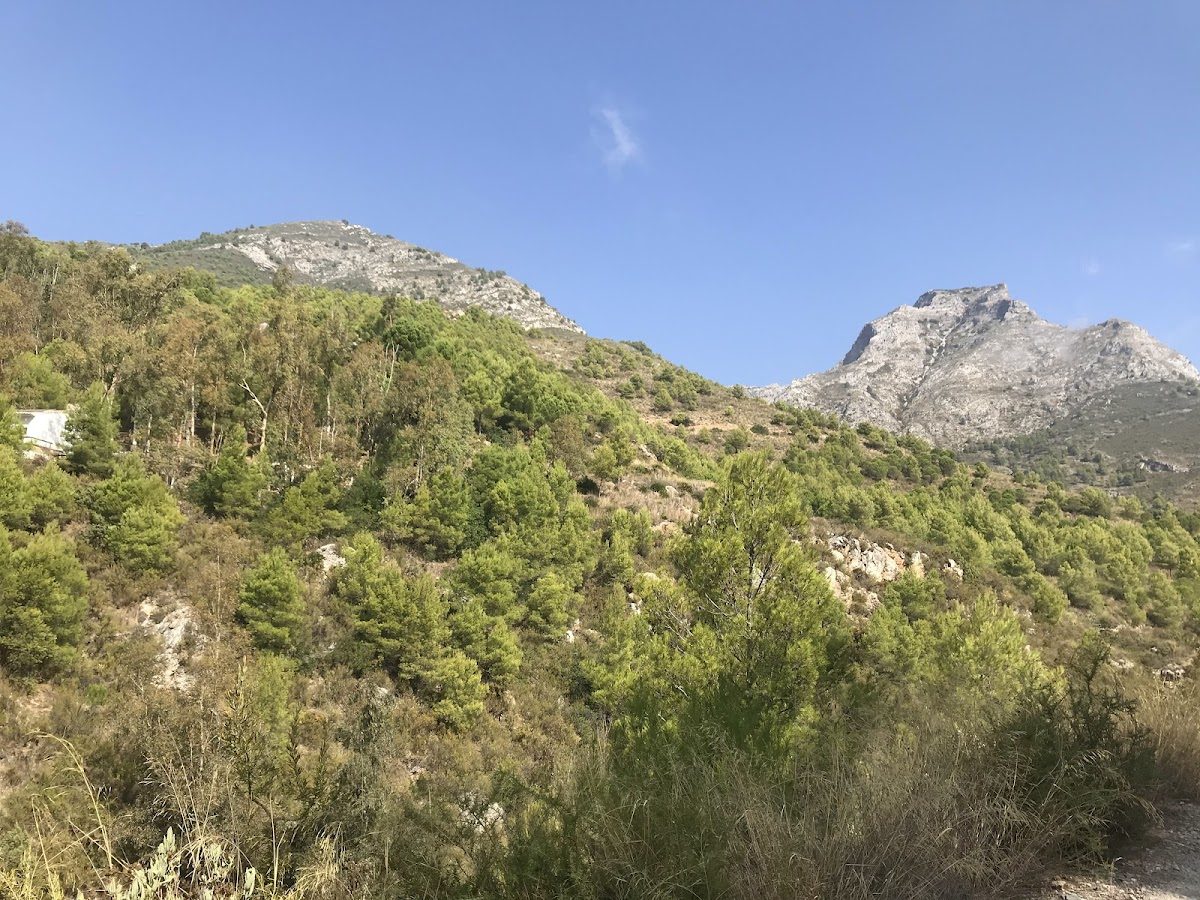 Vista panorámica de montañas y vegetación cerca de Fuente del Esparto en Nerja, Málaga.