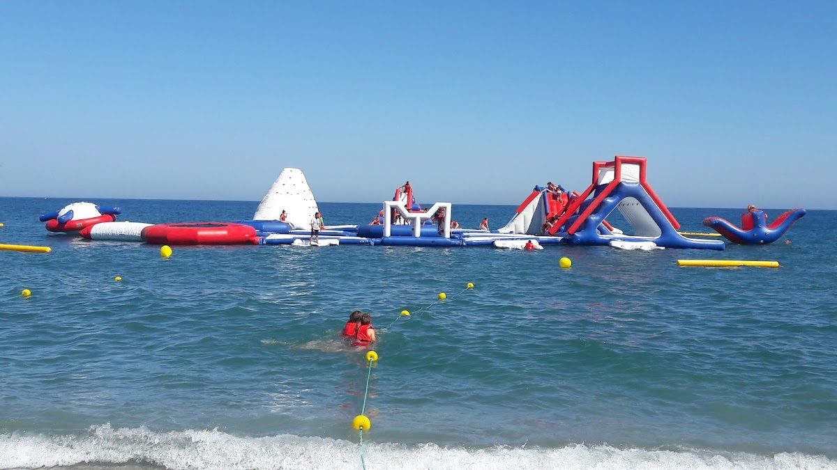 Fun Beach Park Torre del Mar cuenta con un gran parque acuático hinchable con diversas estructuras en el mar.