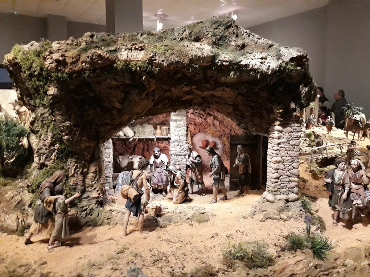 A detailed nativity scene displayed at Fundación Díaz Caballero, showcasing figures and a rocky landscape.