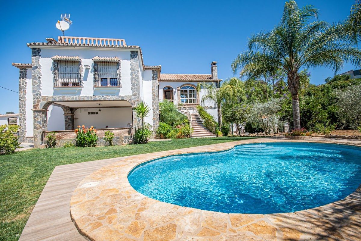 Hacienda La Reina cuenta con una espaciosa villa con piscina rodeada de exuberantes jardines en Alhaurín el Grande.