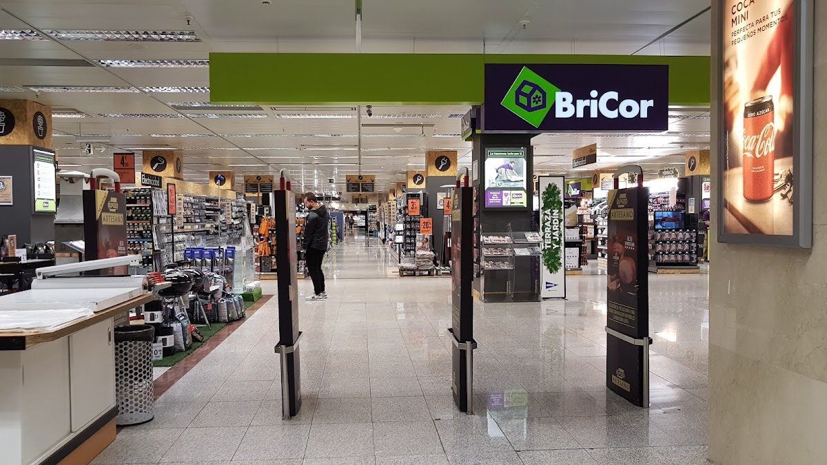 Vista interior de Hipercor Mijas que muestra los pasillos con diversos productos y una sección de BriCor.
