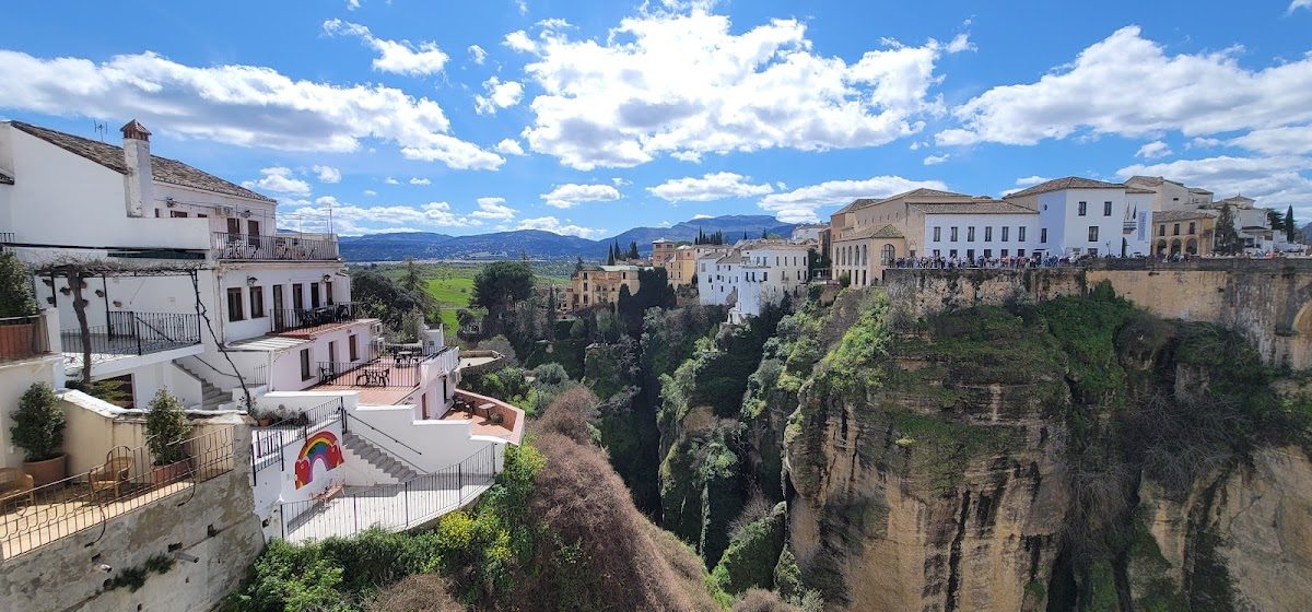 Vista panorámica de los acantilados y edificios de Ronda, que muestra el paisaje cerca de Holiday Homes Ronda.